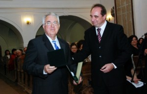 Laci bácsi Dr. Dancsó József polgármestertől vette át a kitüntetést