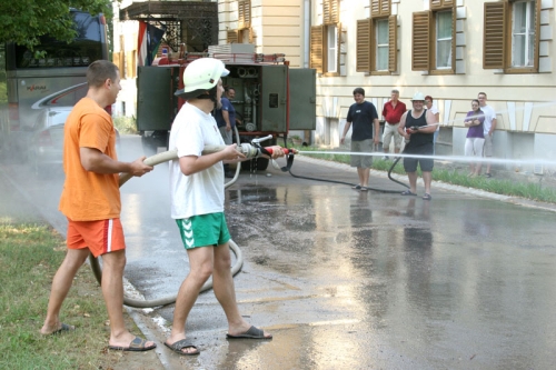 Lehűtöttük a levegőt, meglocsoltuk a növényeket (klikk a képre)